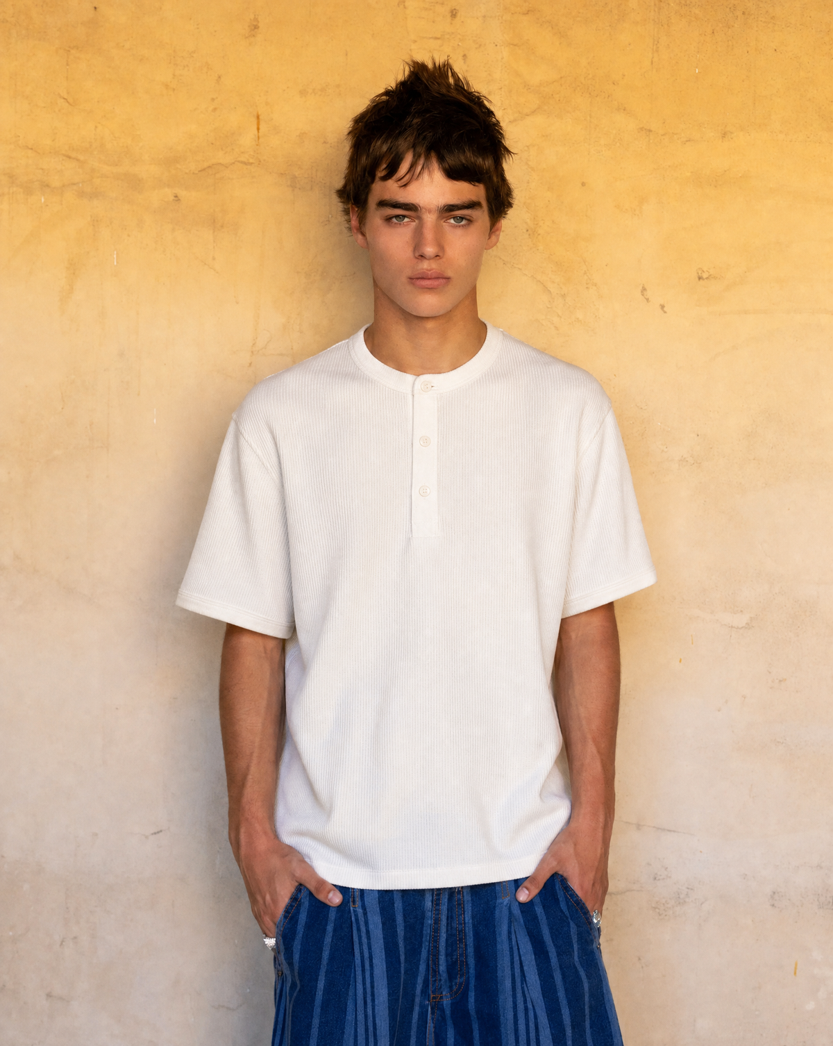 HENLEY T-SHIRT HVID