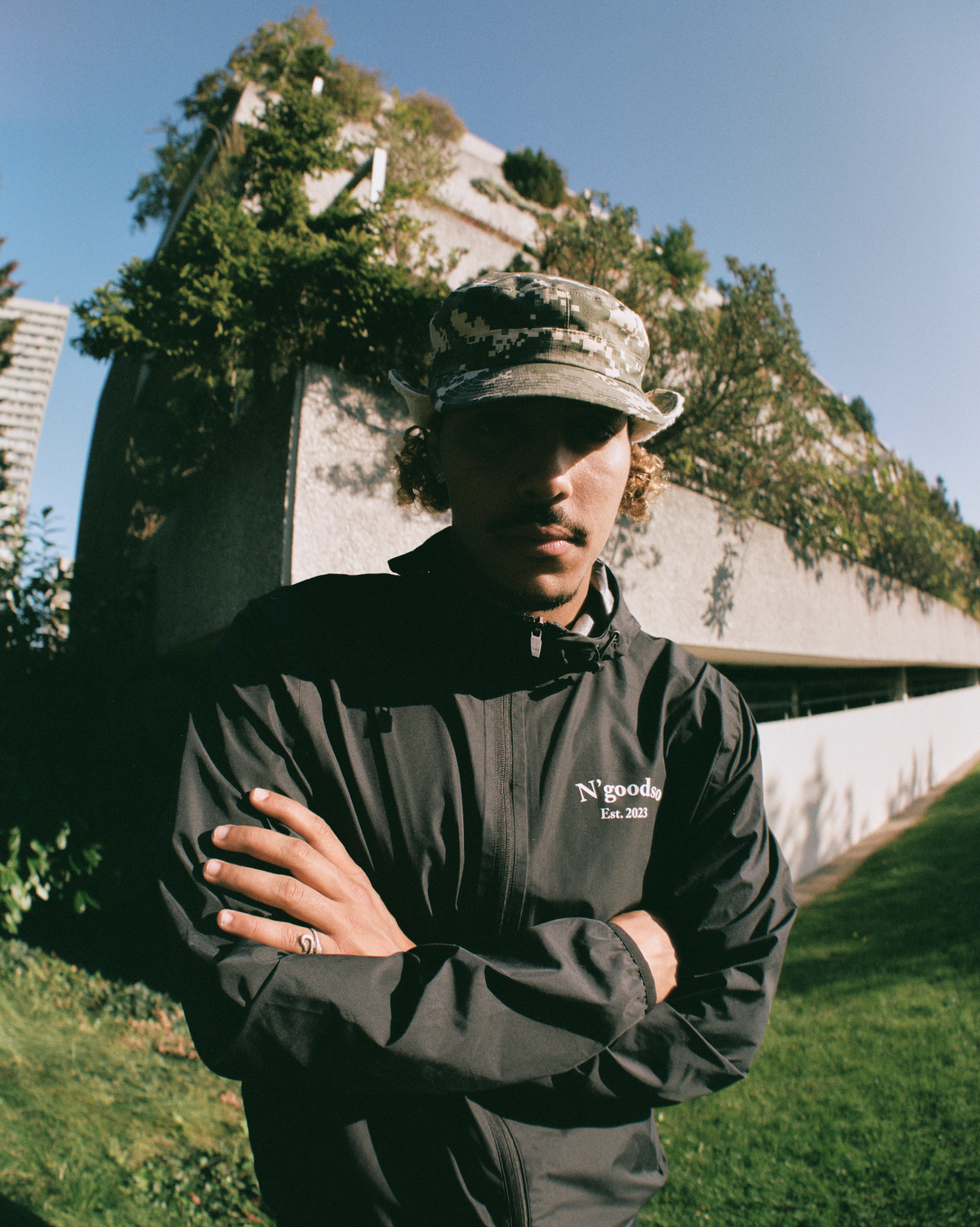 BLACK WINDBREAKER